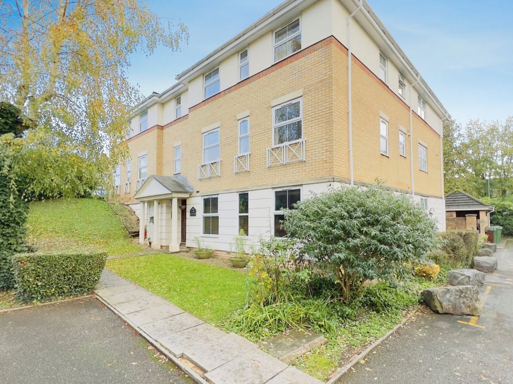 2 bed flat for sale in Lake View, Fishponds, Bristol BS16, £200,000