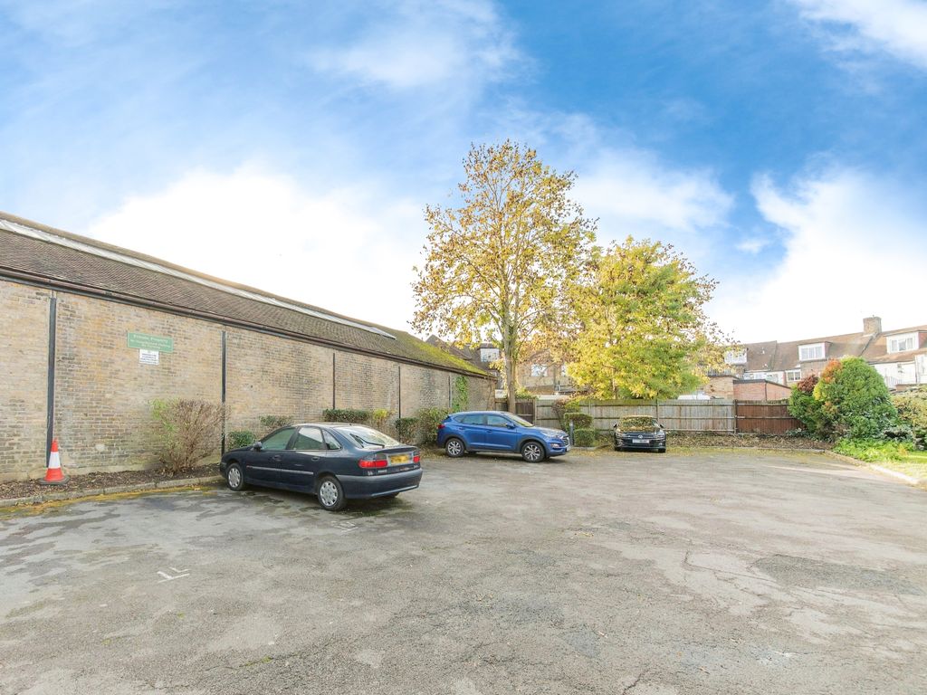 2 bed flat for sale in Station Road, New Barnet, Barnet EN5, £175,000