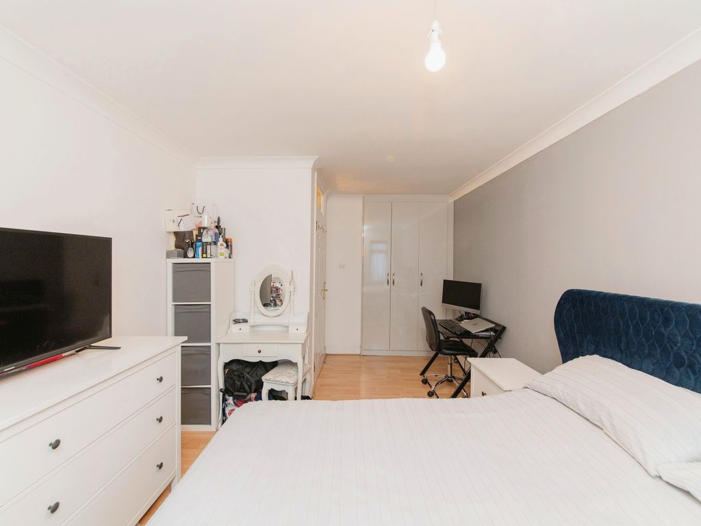 2 bed flat for sale in Station Road, New Barnet, Barnet EN5, £175,000