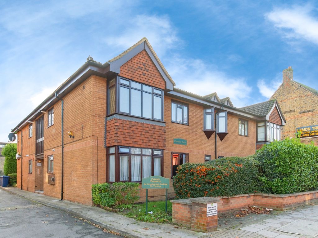 2 bed flat for sale in Station Road, New Barnet, Barnet EN5, £175,000