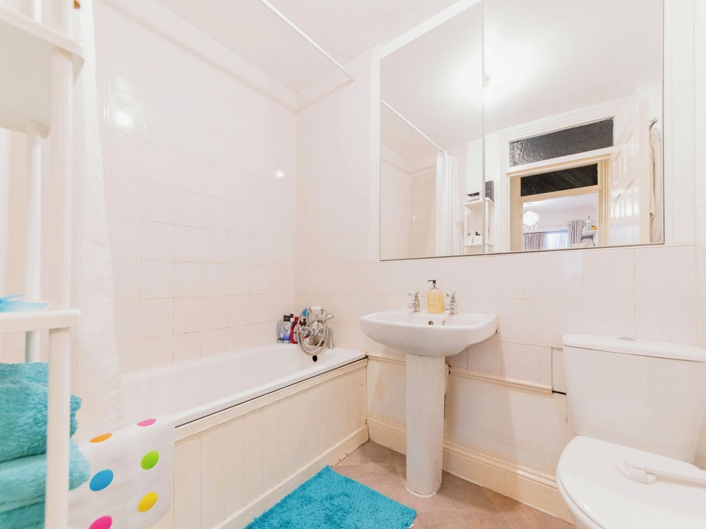 2 bed flat for sale in Station Road, New Barnet, Barnet EN5, £175,000