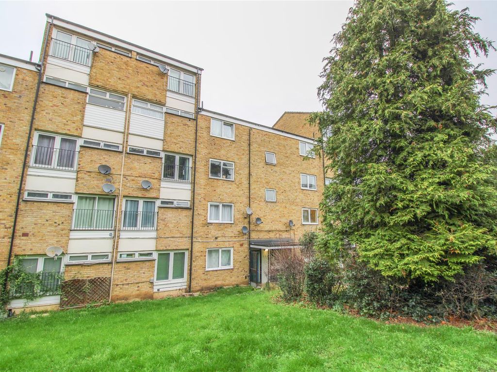 2 bed flat for sale in Morley Grove, Harlow CM20, £200,000