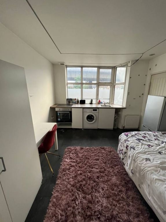 Studio to rent in Great North Way, London NW4, £1,400 pcm