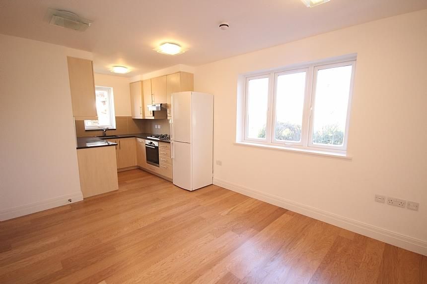 2 bed flat to rent in Gunnersbury Crescent, London W3, £2,250 pcm