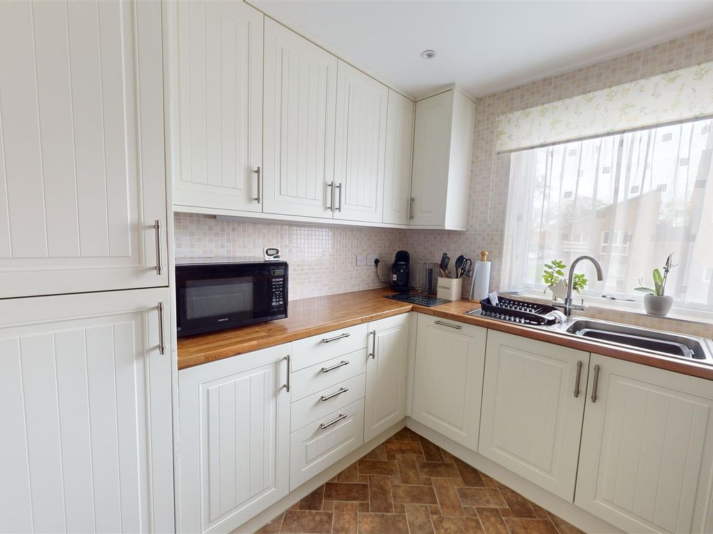 2 bed flat for sale in Frizley Gardens, Frizinghall, Bradford BD9, £90,000