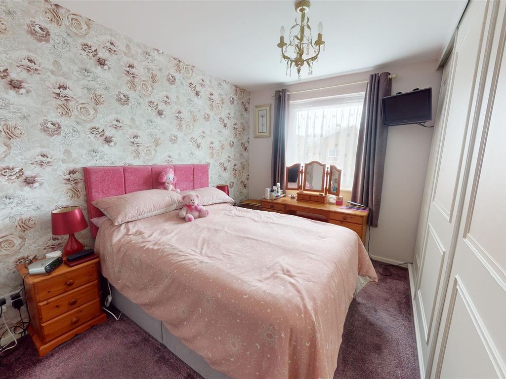 2 bed flat for sale in Frizley Gardens, Frizinghall, Bradford BD9, £90,000