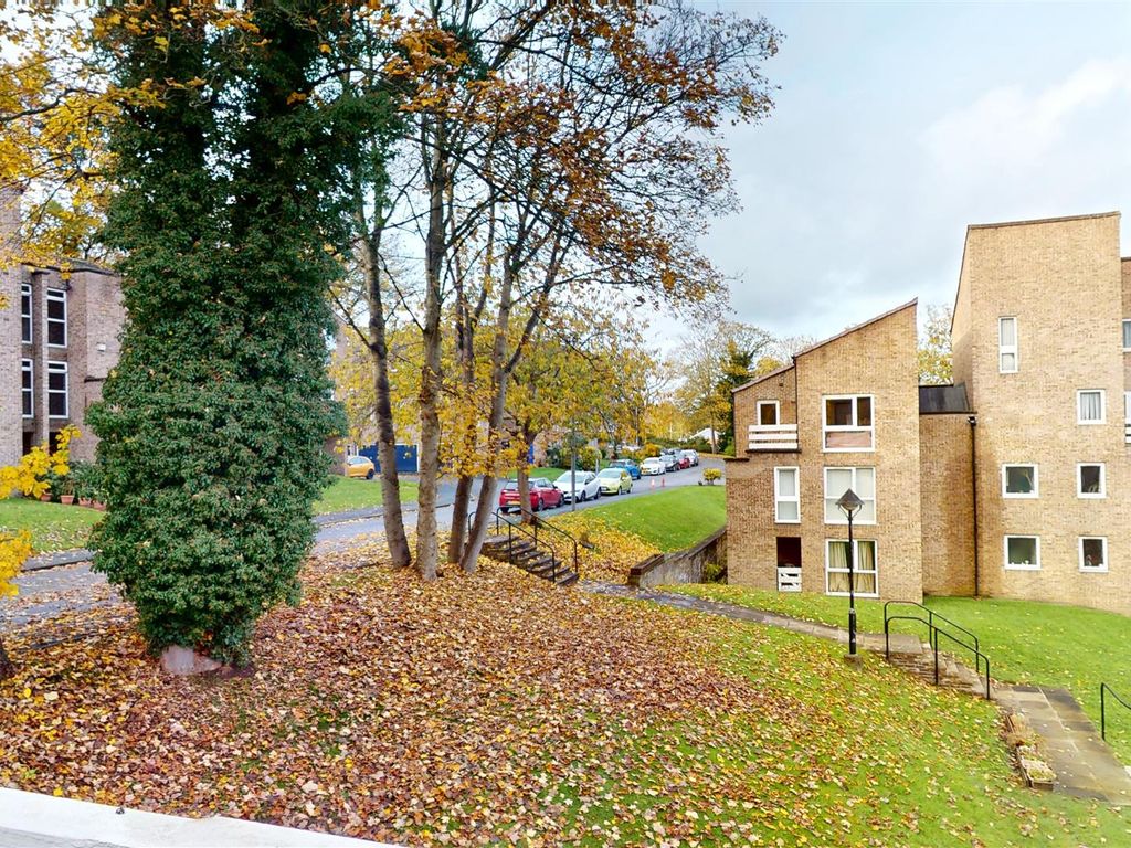 2 bed flat for sale in Frizley Gardens, Frizinghall, Bradford BD9, £90,000