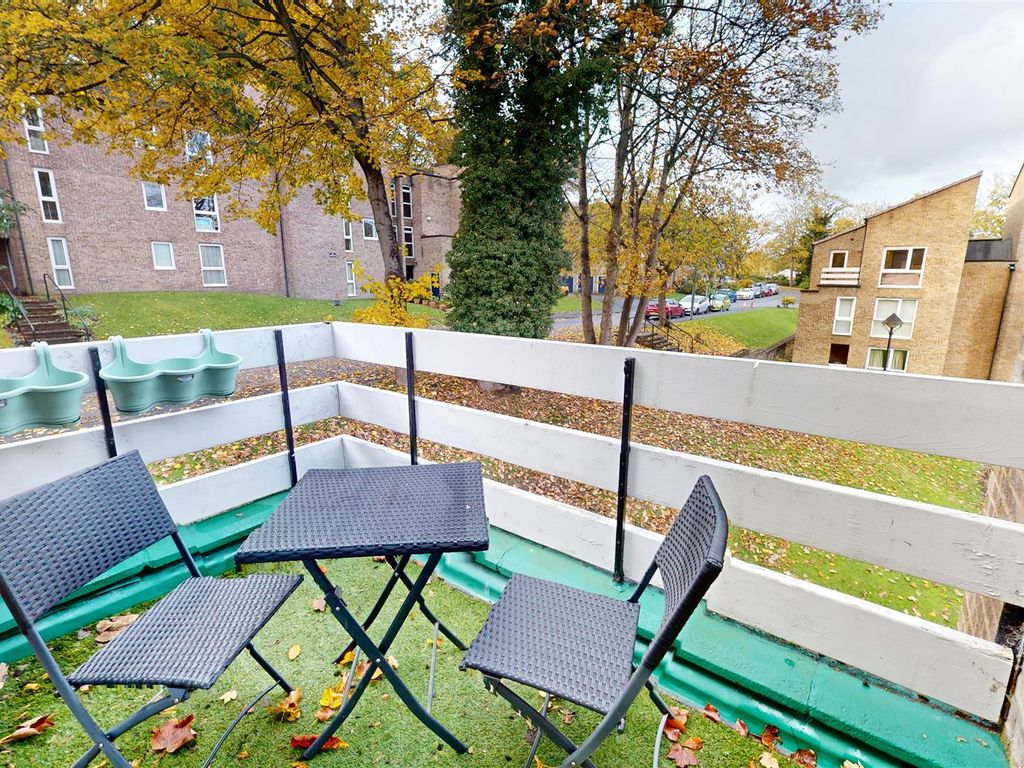 2 bed flat for sale in Frizley Gardens, Frizinghall, Bradford BD9, £90,000