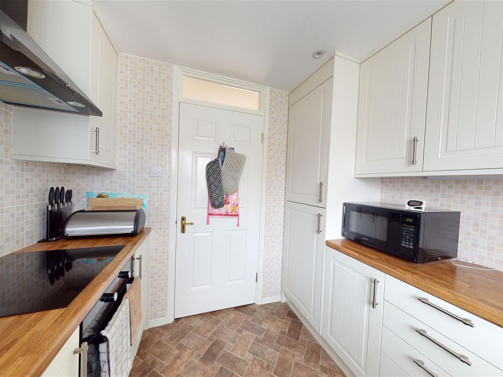 2 bed flat for sale in Frizley Gardens, Frizinghall, Bradford BD9, £90,000