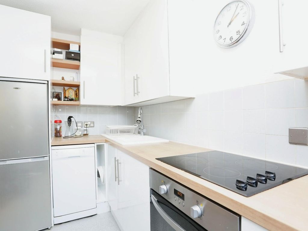 1 bed flat for sale in Allendale Close, Camberwell SE5, £300,000