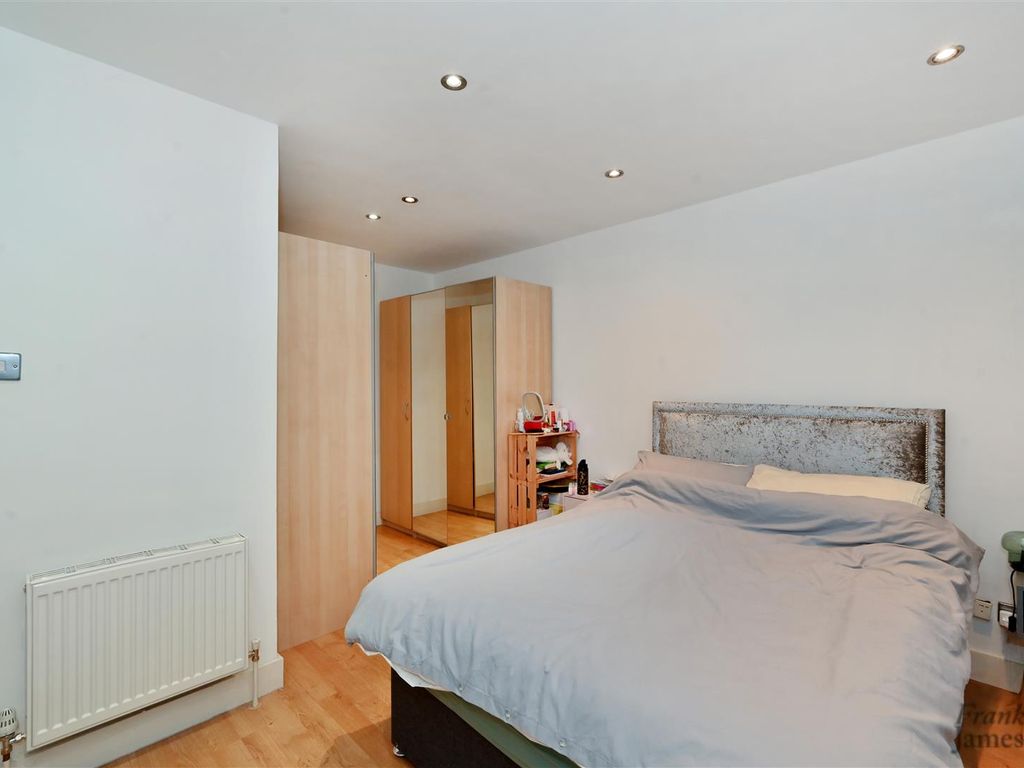 1 bed flat for sale in St Georges Square, Limehouse E14, £425,000