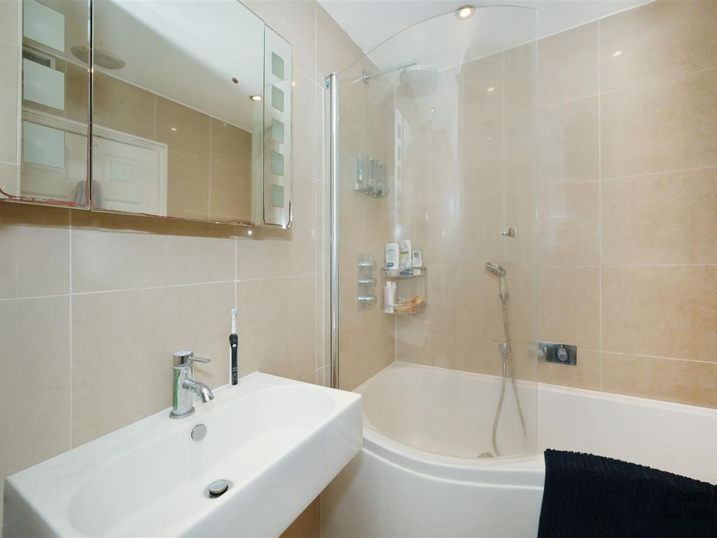 1 bed flat for sale in St Georges Square, Limehouse E14, £425,000