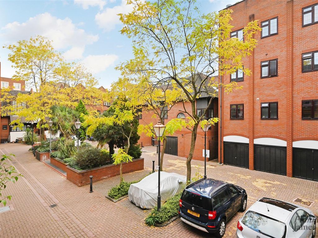 1 bed flat for sale in St Georges Square, Limehouse E14, £425,000