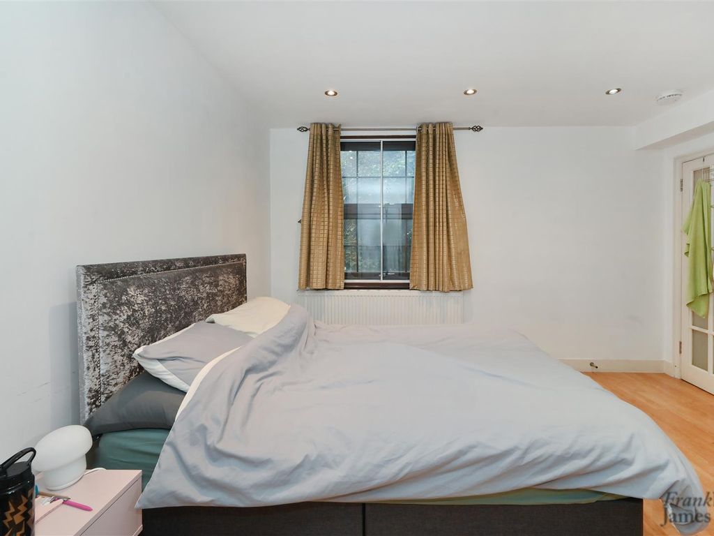 1 bed flat for sale in St Georges Square, Limehouse E14, £425,000