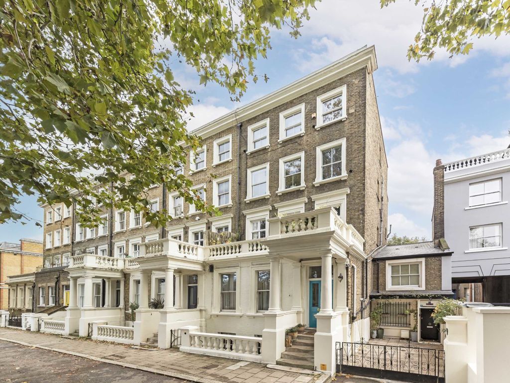 2 bed flat for sale in Clapham Common South Side, London SW4, £600,000
