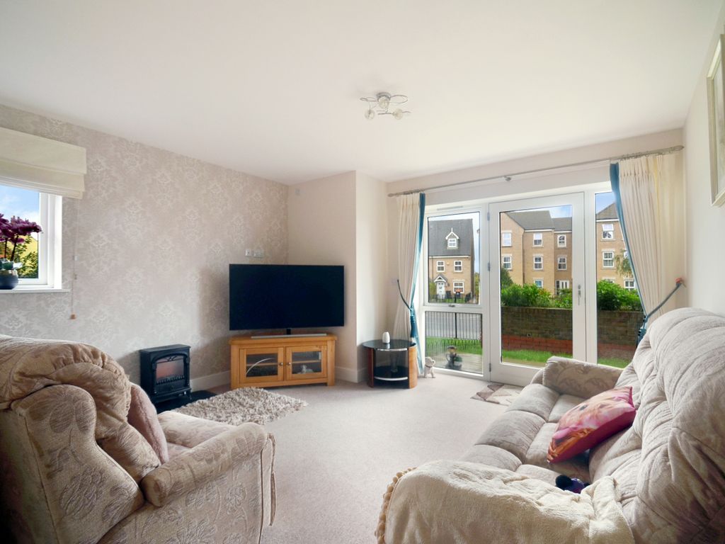 2 bed flat for sale in Theedway, Leighton Buzzard LU7, £225,000
