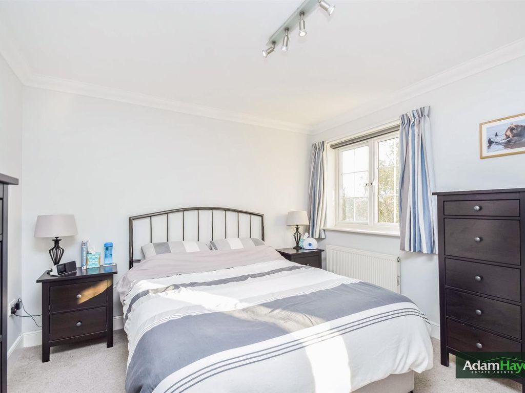 2 bed flat for sale in Holders Hill Road, Mill Hill NW7, £500,000