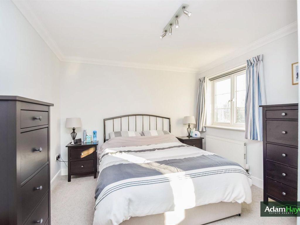 2 bed flat for sale in Holders Hill Road, Mill Hill NW7, £500,000