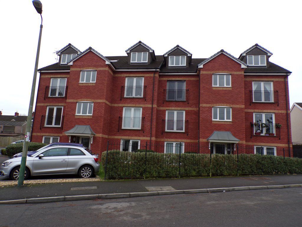 2 bed flat to rent in Hall Street, Blackwood NP12, £675 pcm