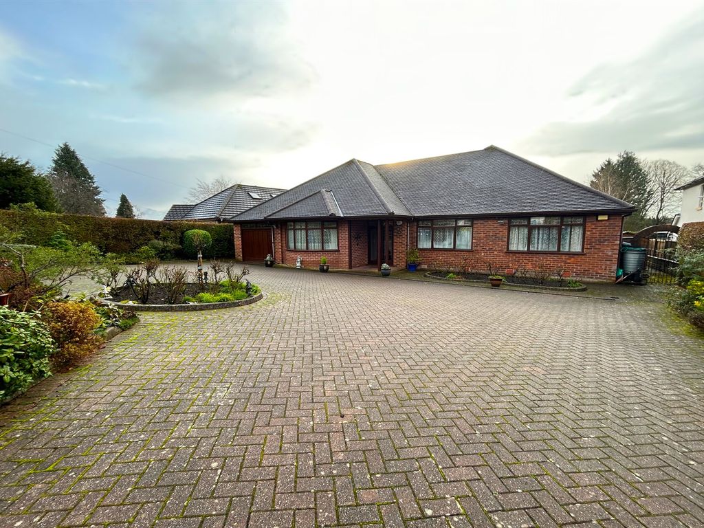 3 bed detached bungalow for sale in Broadway, Bramhall, Stockport SK7, £795,000