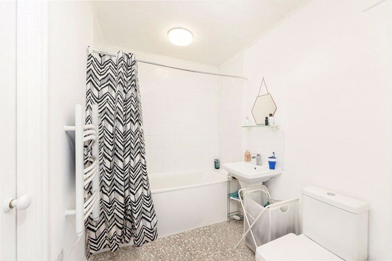 1 bed flat for sale in Portland Place, Bath BA1, £200,000
