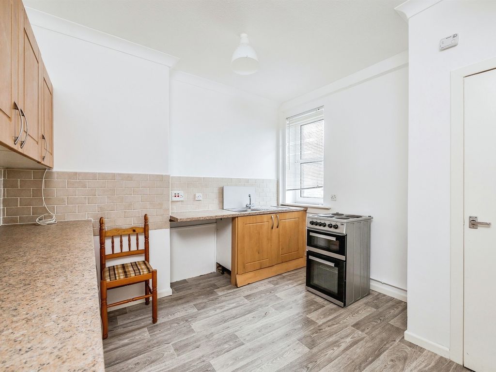 2 bed flat for sale in Millburn Road, Alexandria G83, £105,000