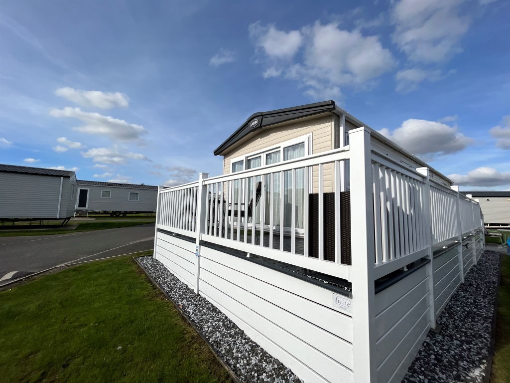 2 bed mobile/park home for sale in Carlton Meres Park, Carlton, Saxmundham IP17, £60,000