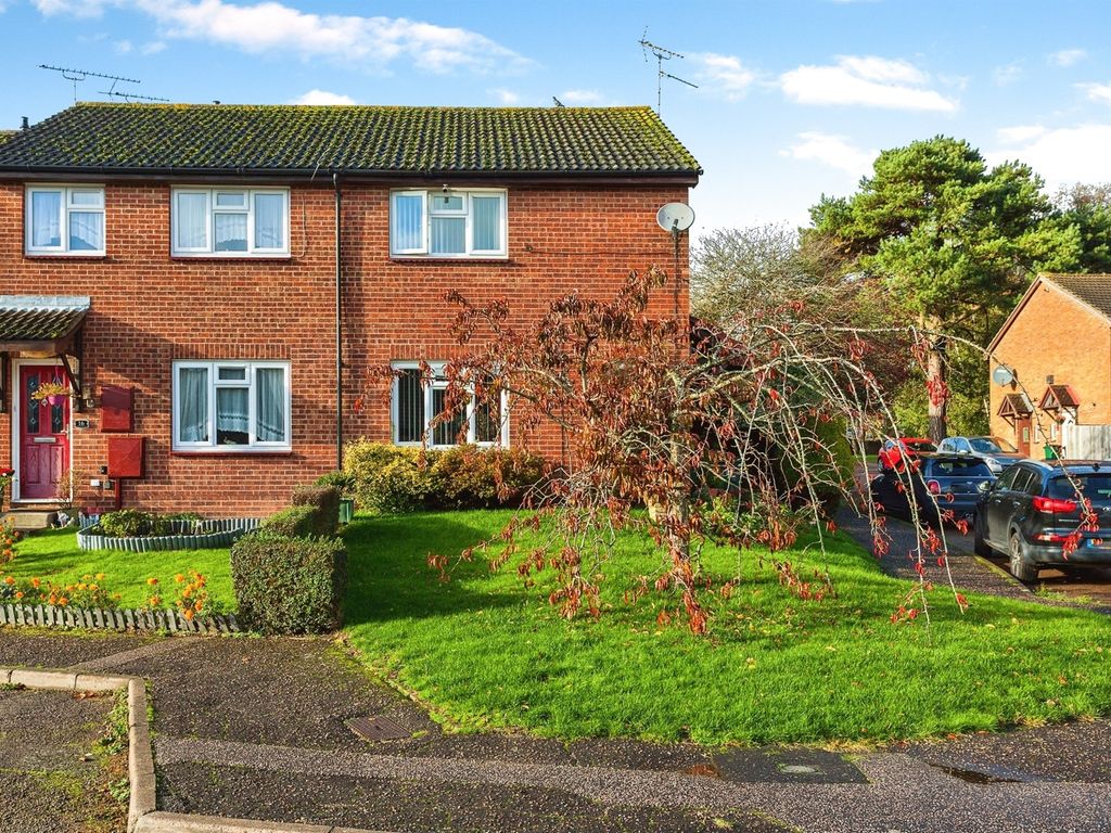 3 bed end terrace house for sale in Hillingdale, Crawley RH11, £350,000