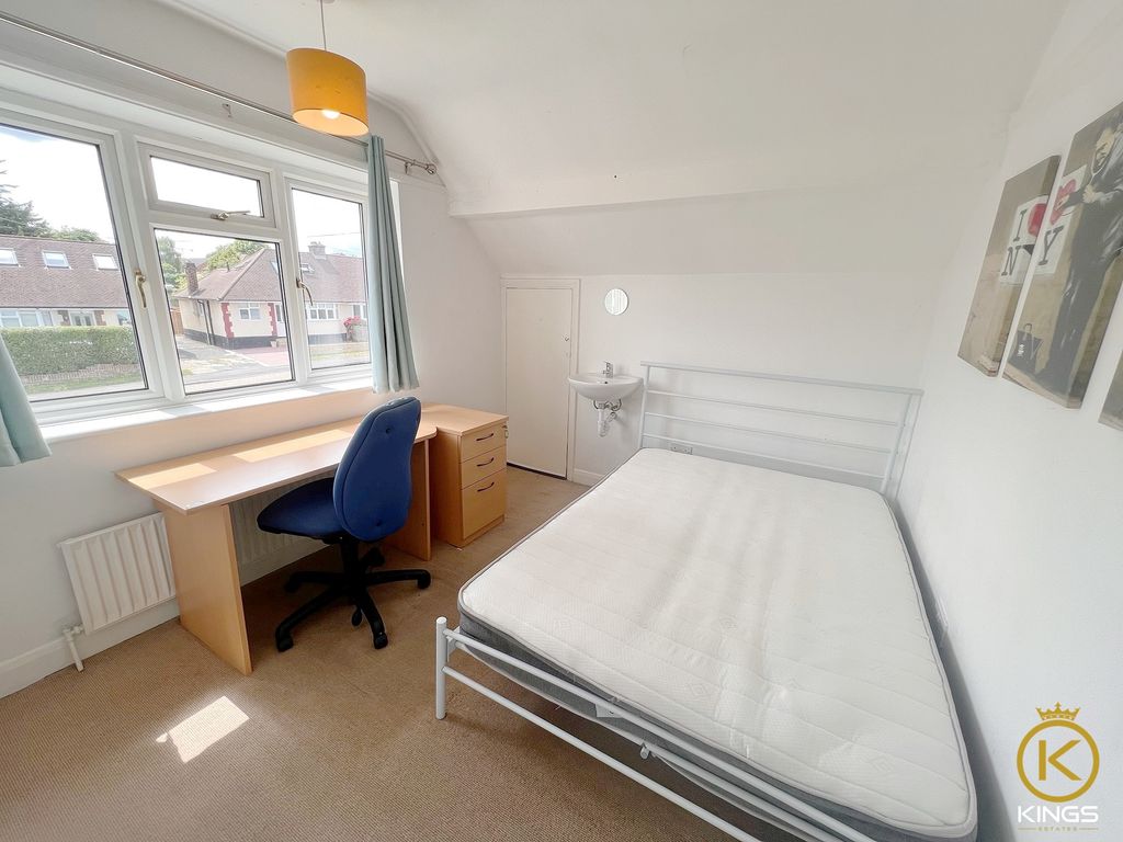 4 bed semi-detached house to rent in Saffron Platt, Guildford GU2, £2,200 pcm