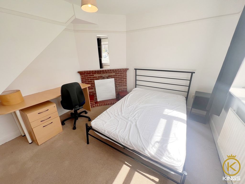 4 bed semi-detached house to rent in Saffron Platt, Guildford GU2, £2,200 pcm