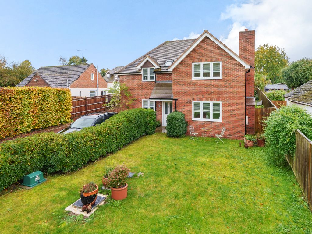 4 bed detached house for sale in Winchester Road, Alresford SO24, £660,000