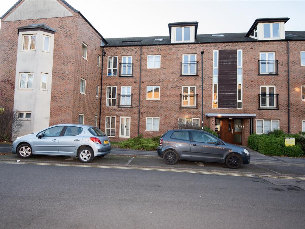 3 bed property to rent in Lawrence Square, York YO10, £2,470 pcm