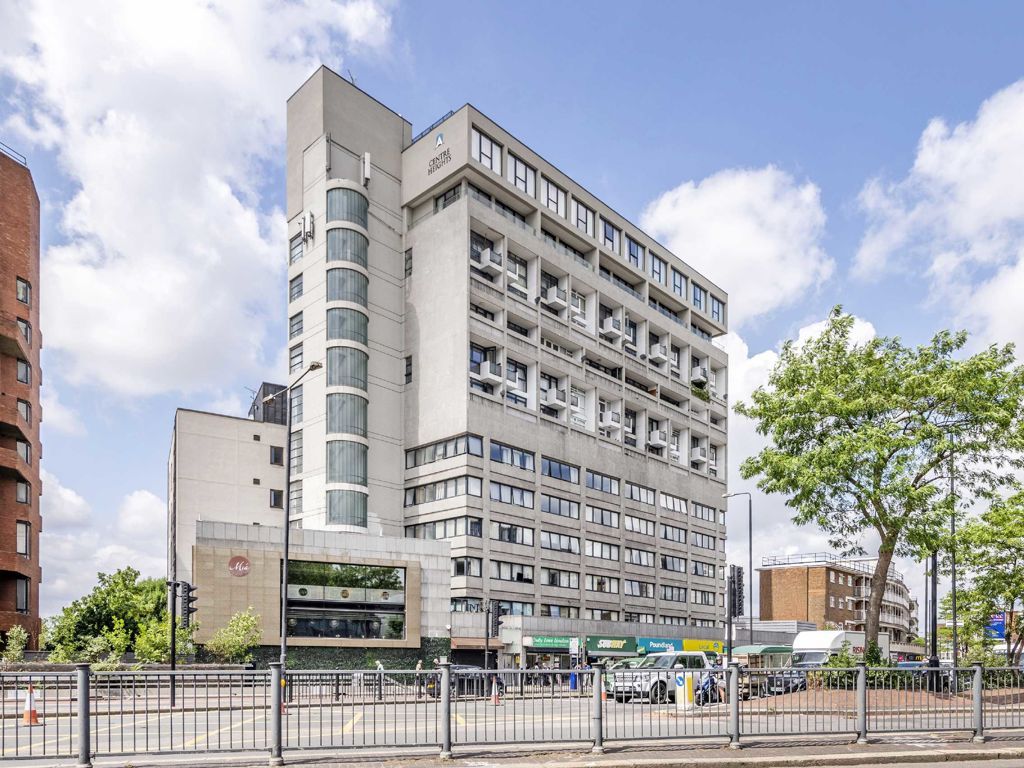 3 bed flat for sale in Finchley Road, London NW3, £395,000