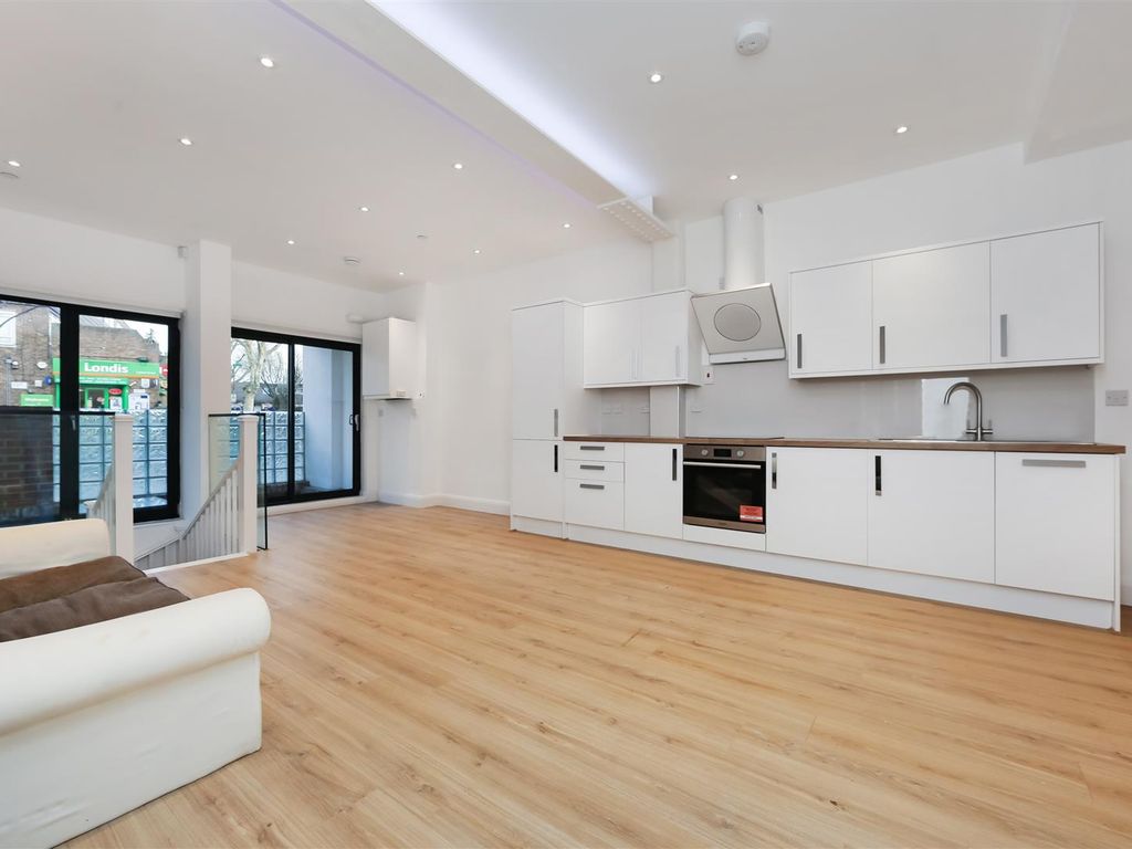 2 bed flat to rent in Crescent Lane, London SW4, £2,200 pcm