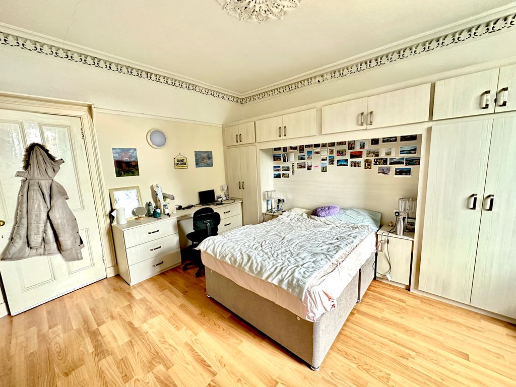 2 bed flat for sale in The Avenue, Stirling FK9, £150,000