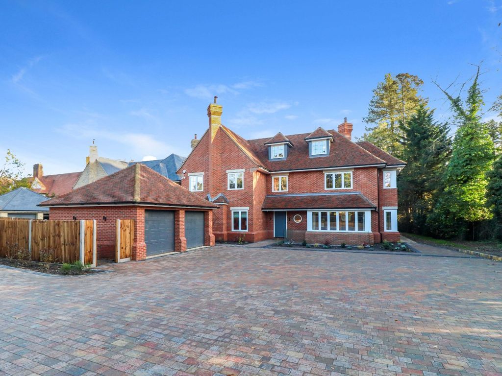 5 bed detached house to rent in Knottocks Drive, Beaconsfield, Buckinghamshire HP9, £17,500 pcm