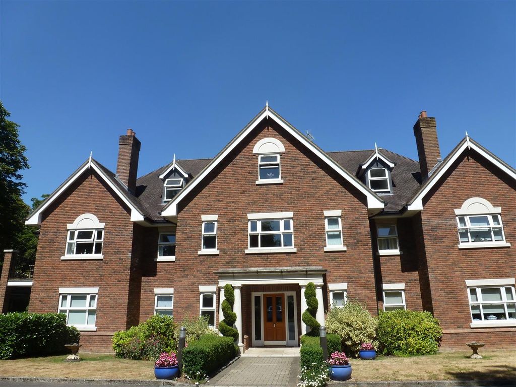 2 bed flat to rent in Tilford Road, Farnham, Surrey GU9, £1,600 pcm