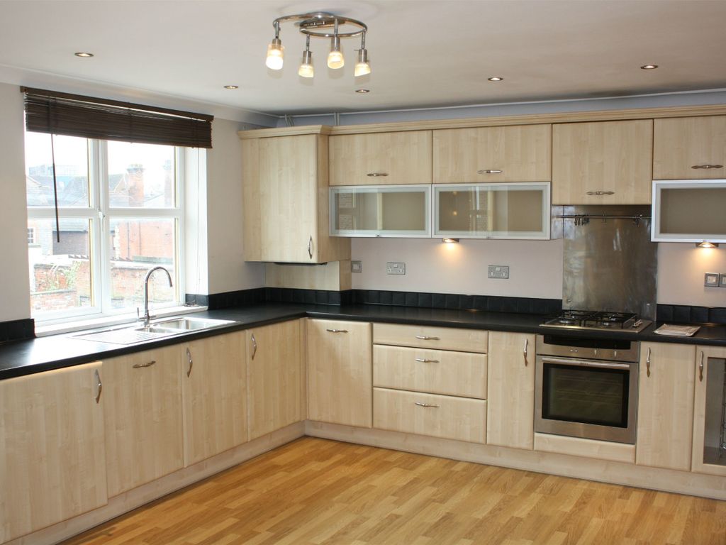 2 bed flat to rent in London Street, Reading, Berkshire RG1, £1,400 pcm