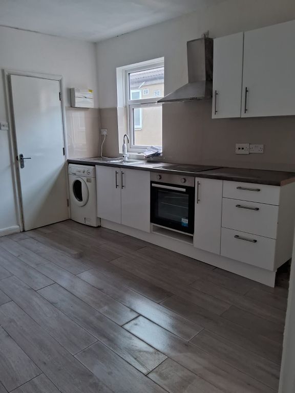 1 bed flat to rent in Crawley Road, Luton LU1, £750 pcm