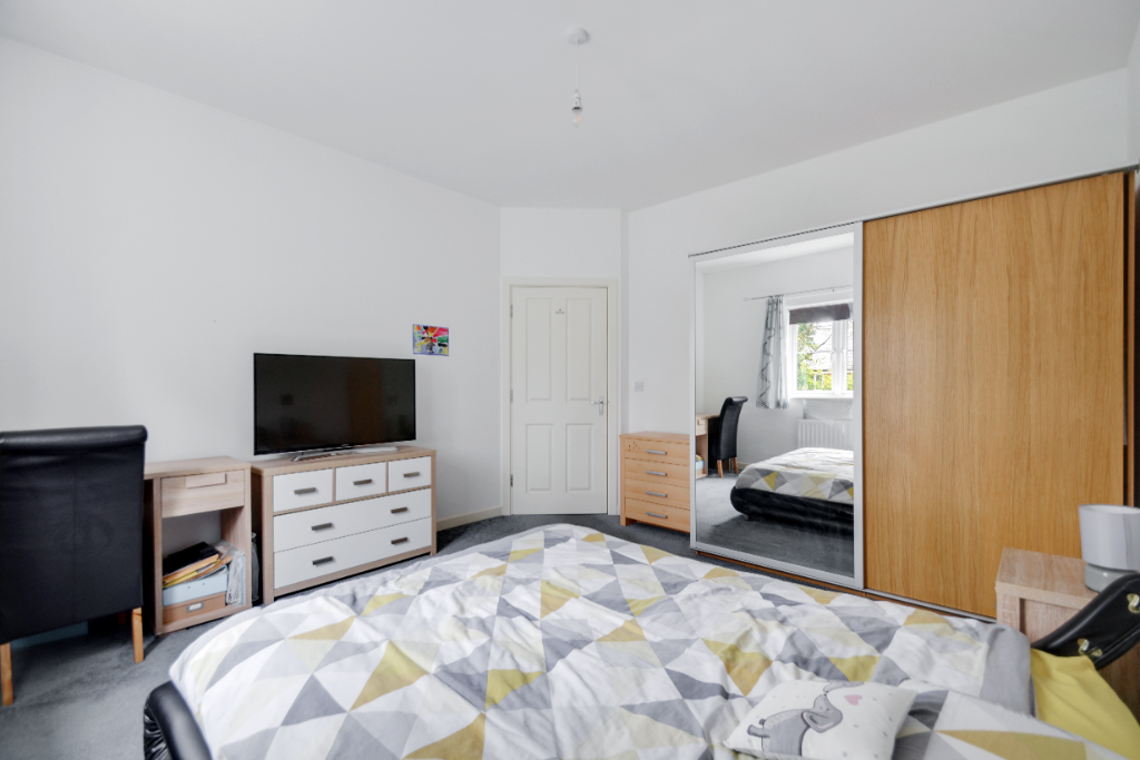 2 bed flat for sale in School Avenue, Essex SS15, £96,000