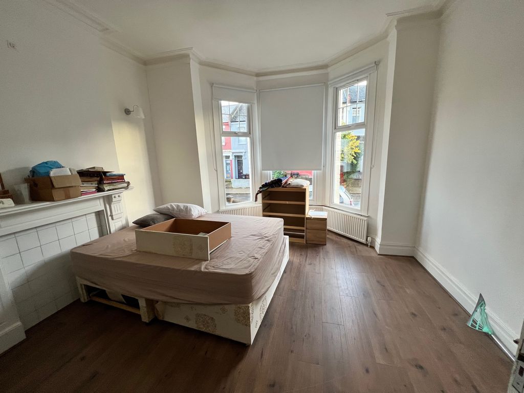 Room to rent in Gunton Road, London E5, £1,000 pcm