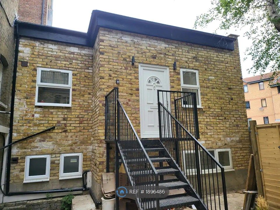 1 bed detached house to rent in New Cross Road, New Cross SE14, £2,000 pcm