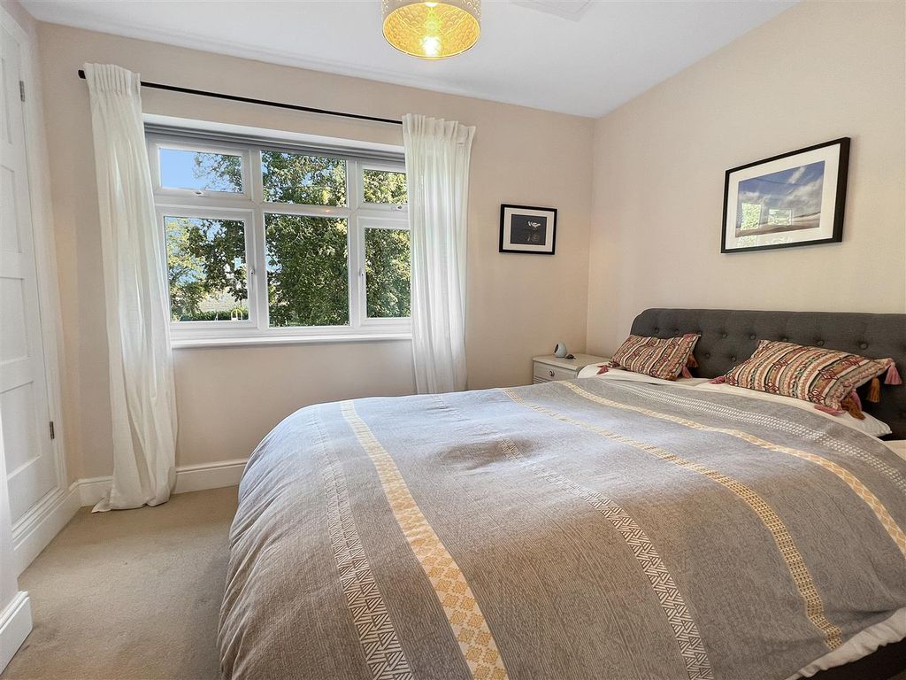 2 bed end terrace house for sale in Scotland Close, Chesterton, Cambridge CB4, £375,000