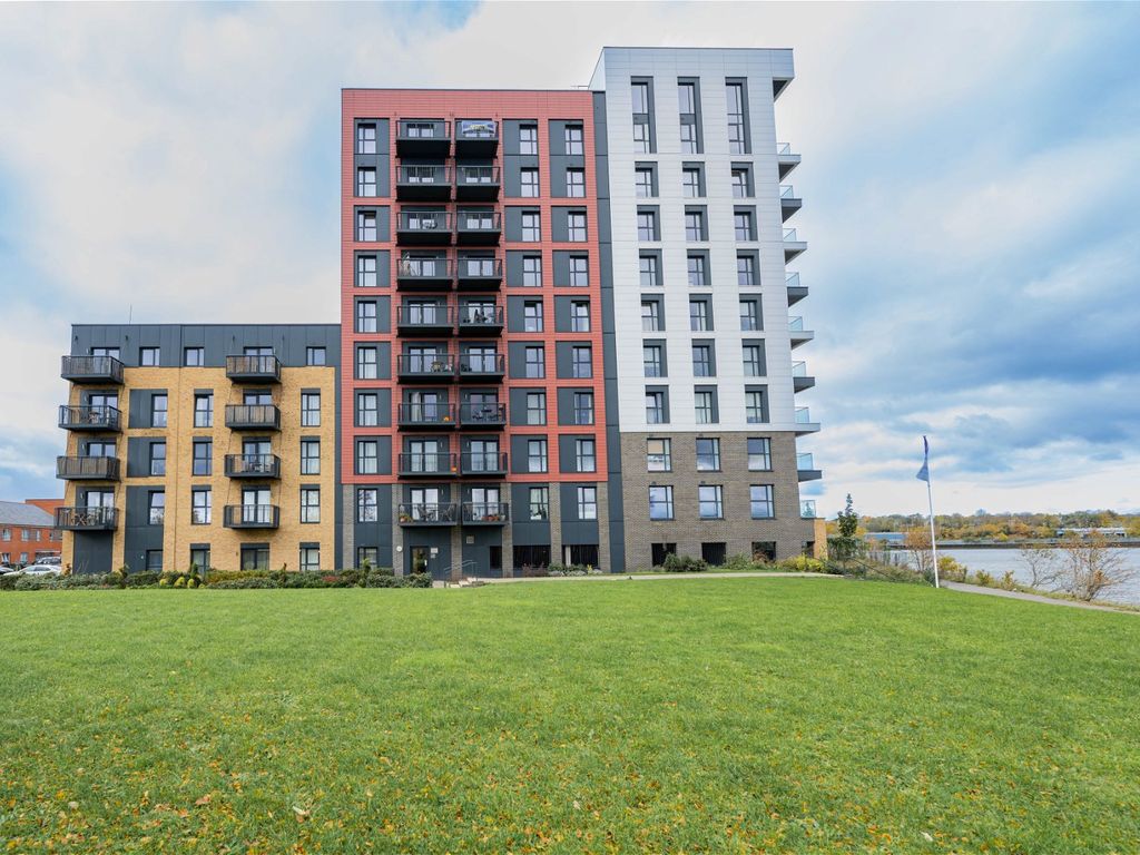 2 bed flat for sale in Meridian Way, Southampton SO14, £225,000