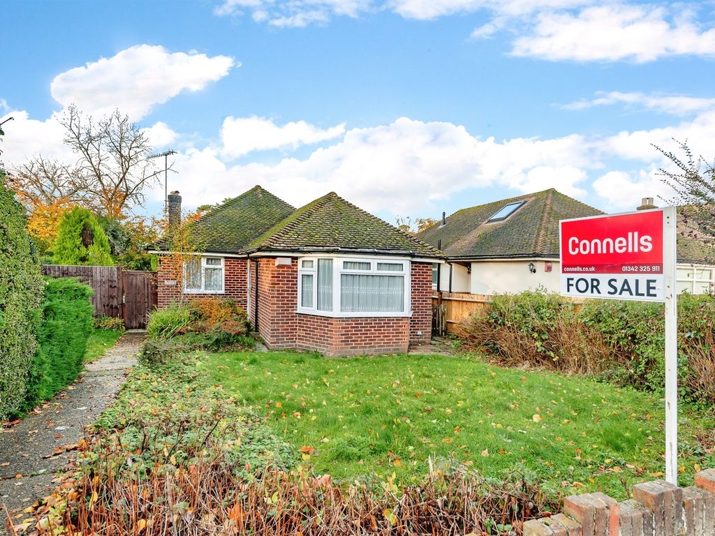 3 bed detached bungalow for sale in Heathcote Drive, East Grinstead RH19, £500,000