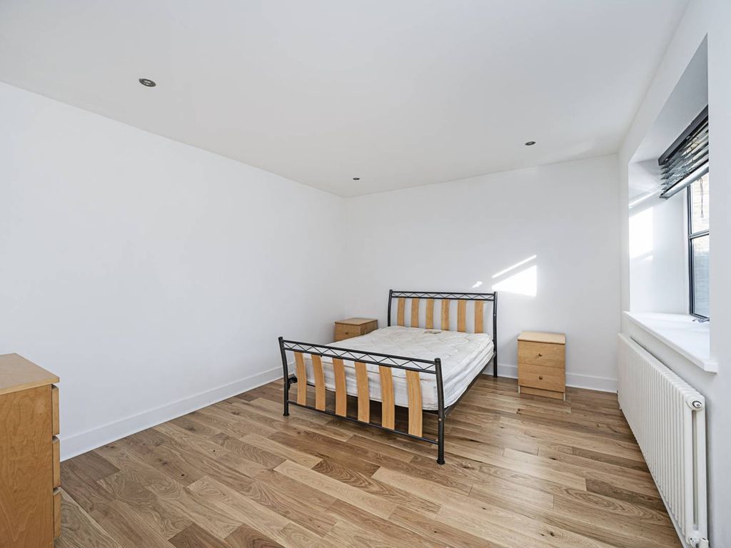 2 bed flat to rent in Thrawl Street, Aldgate, London E1, £3,300 pcm