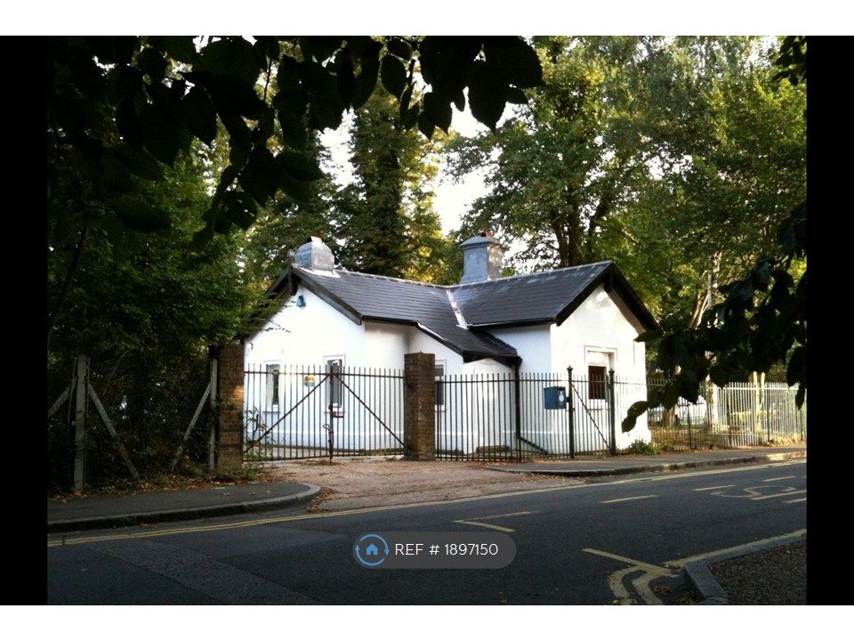 Room to rent in Wildcroft Road, Putney Heath SW15, £1,150 pcm