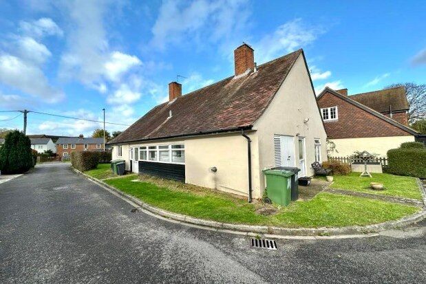 2 bed detached bungalow to rent in The Beeches, Winchester SO21, £1,200 pcm