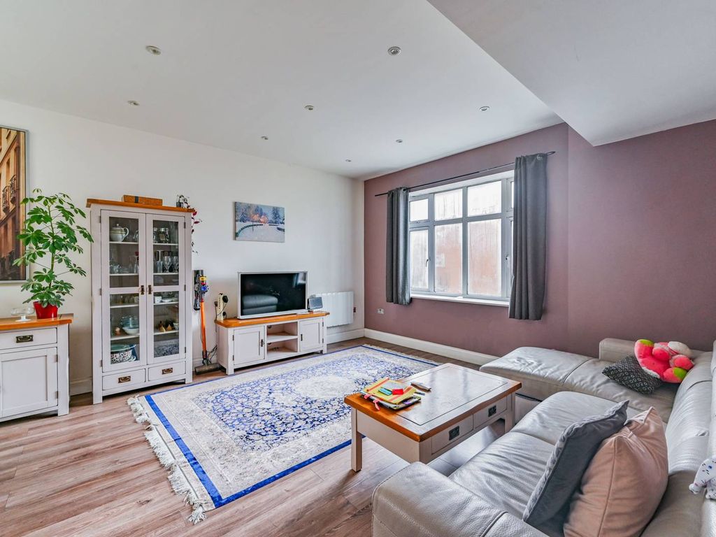 2 bed flat for sale in Aldgate House, Sutton SM1, £350,000