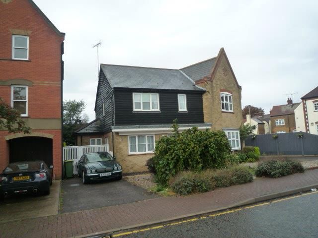 2 bed semi-detached house to rent in Rochford, Essex SS4, £1,295 pcm